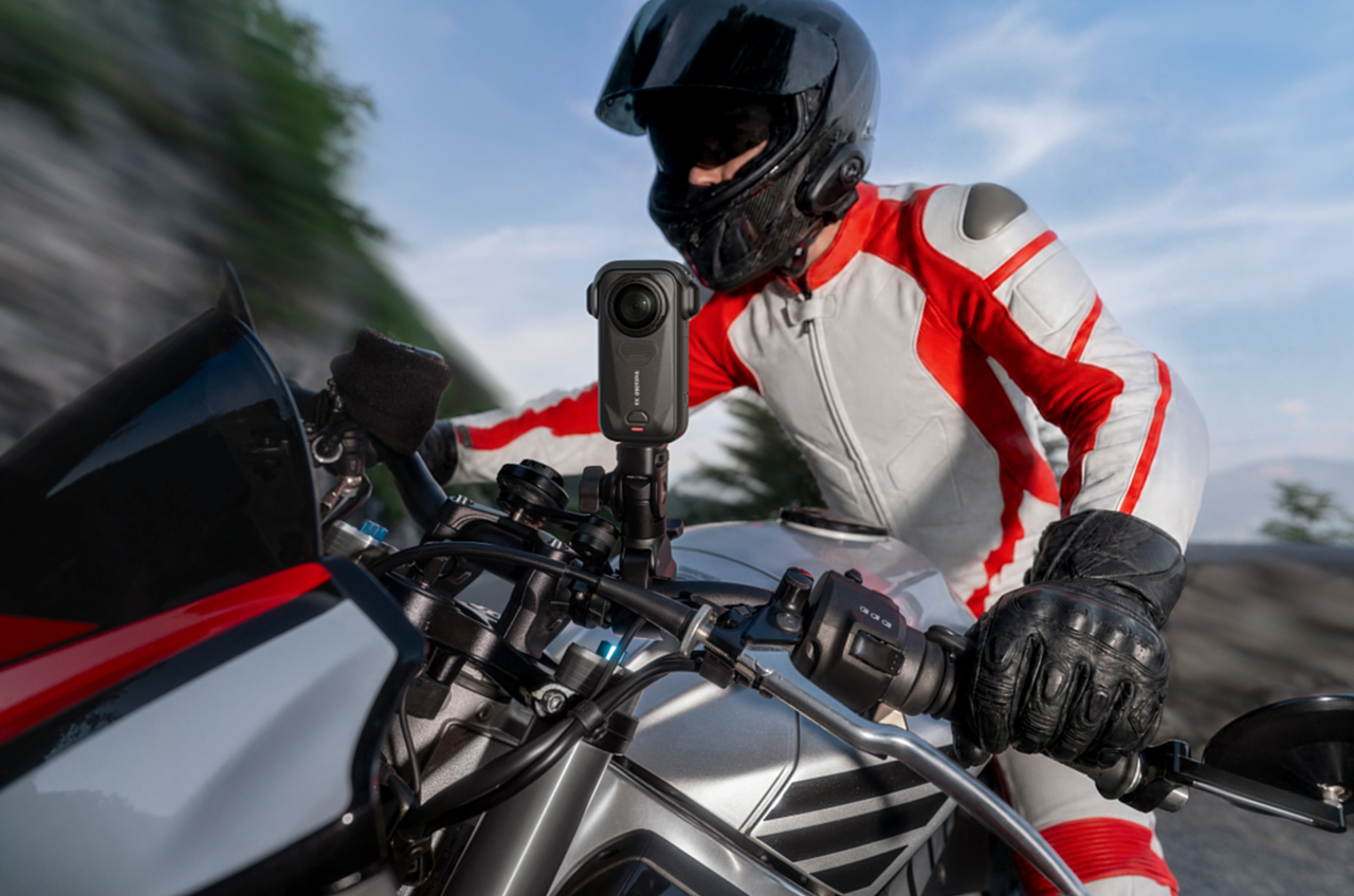 Motorradfahrer mit Insta360-Kamera am Lenker für Social-Media-Videos